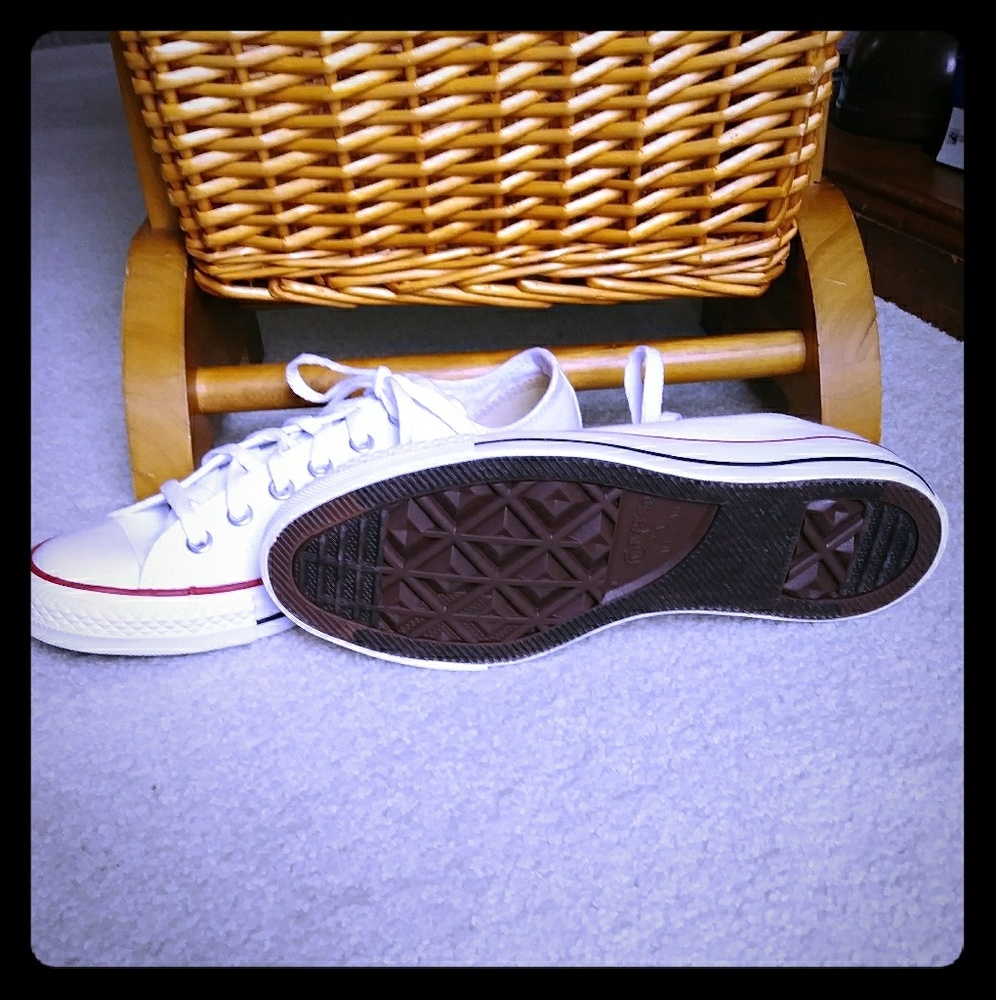 Converse Tennis Shoes.  9 women.  7 men's.
